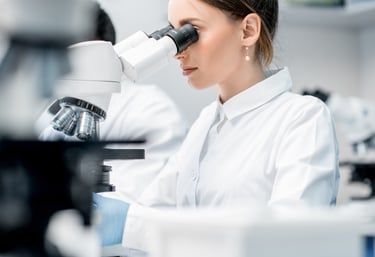 Naukowiec analizujący próbki pod mikroskopem w laboratorium badawczym.