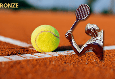 Balle de tennis sur terre battue avec trophée – Grégoire Denis tennis junior France