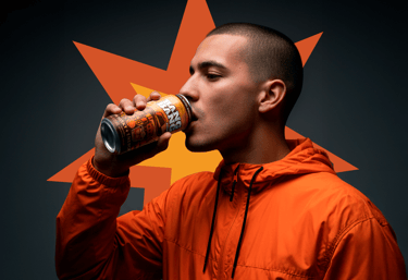 Jovem bebendo bebida Bang Bang Boom