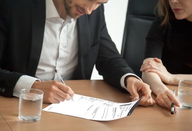 Pessoas assinando a ATPV para transferência de veículo.