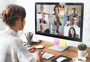 Empleada realizando videollamadas con la más alta calidad de audio y video para sus reuniones.