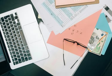 Stratégie digitale et gestion financière à travers les documents tels que devis et factures.