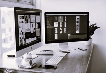 Photo de deux ordinateurs avec des logiciels professionnels pour la création de sites internet