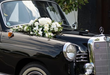 Mercedes Benz 180 D von vorne mit Blumengesteck