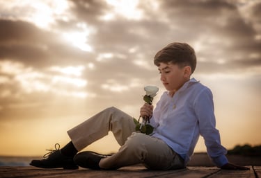 Foto de comunión, niño con rosa blanca y rosario