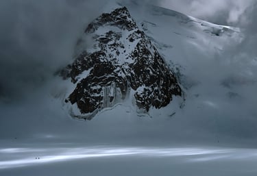Deux randonneurs dans la Vallée Blanche (massif du Mont Blanc) profitent d'un bref rayon