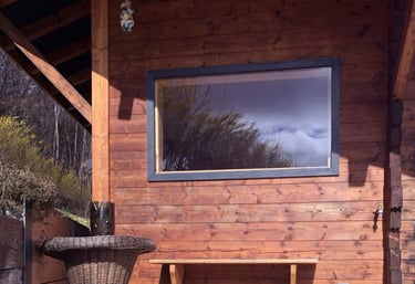 Sauna des Gardannes dans un chalet en bois avec une terrasse