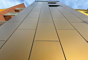 Модерна сграда с интегрирана соларна фасада от стъклени BIPV панели