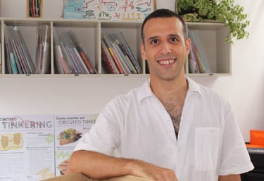 Foto do arte educador e ecobrinquedista Renato M. Barboza