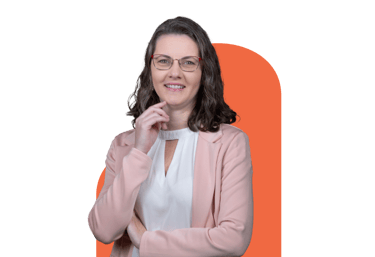 Foto de perfil da Michelli usando blazer rosa e uma calça preta.