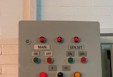 تنفيذ نظام متكامل يشمل المولد ولوحات ATS لضمان استمرارية التشغيل والحفاظ على استقرار الطاقة لجميع ال