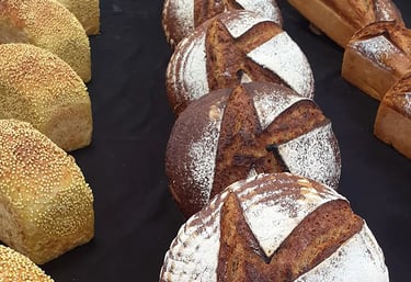 Pain artisanal au maïs et pain au khorasan Façon, boulangerie artisanale Paris 11, levain naturel et farines anciennes