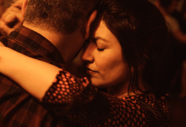 Plano cerrado de Noelia bailando Tango, mostrando la conexión y conciencia corporal de su método