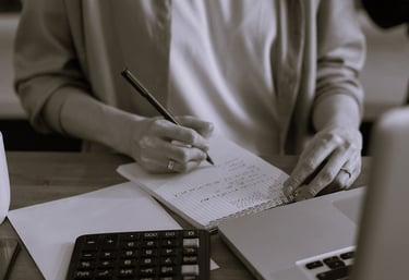 Petit carnet, calculatrice et feuilles, outils indispensables pour gérer ses tâches administratives