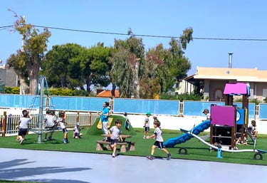 παιδια που παιζουν σε παιδικη χαρα