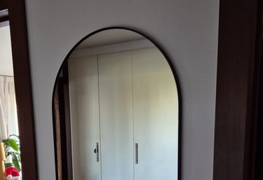 Pendurar espelhos e pendurar quadros