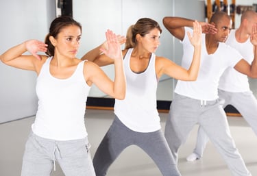 Classe de defensa personal per a dones amb instructora, espai interior lluminós