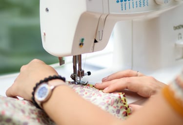 Une couturière utilisant sa machine à coudre