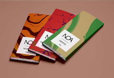 trois emballages de tablettes de chocolat à motif vert rouge et marron