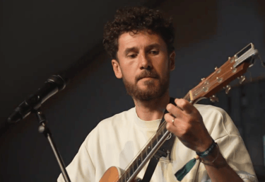 Matt, un passionné de guitare et de transmission. 
