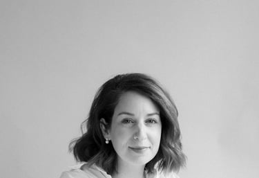 Photographe assise au sol.