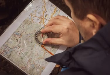 Candidat préparant le probatoire AMM en orientation avec carte et boussole en montagne