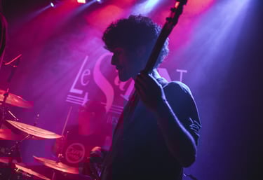 portrait d'un bassiste de groove sur un fond violet