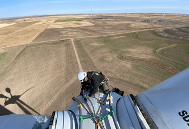 David Garcia Chico haciendo una reparación de un molino eólico