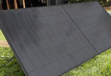 Panneau solaire installé dans un jardin pour auto-consommation