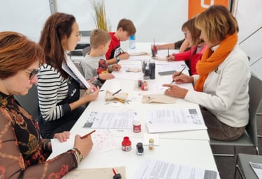 Photographie de Camille Poli encadrant un atelier pédagogique pour enfants et adultes