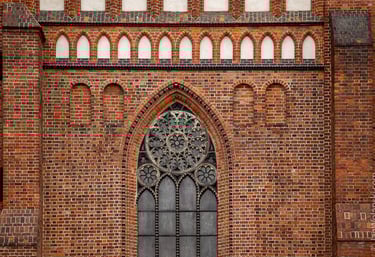 Część głównej fasady Katedry Poznańskiej