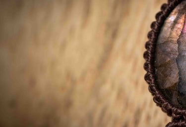 micromacramé, labradorite, collier, artisanat français, fil Linhasita, fabriqué en France, macramé, fait main