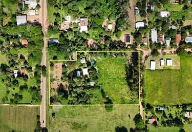 Zwei unmöblierte Häuser mit Garten und Altbaumbestand in Planta Urbana, Colonia Independencia, PY