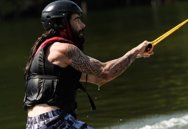 Un homme pratiquant le wakeboard