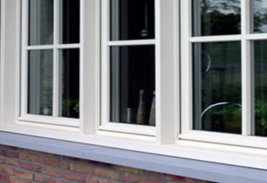 Glazenwasser Assen zorgt ervoor dat kozijnen brandschoon zijn, langere levensduur van uw verf