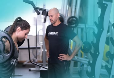 um homem e uma mulher em uma sala de ginástica