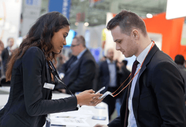 Customer servise staff helping a attendee 