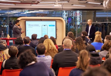 Conférencier qui présente un produit à un événement d'entreprise devant un groupe de personnes