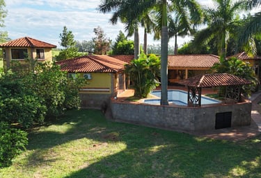 Exklusives Anwesen in Independencia – 4000 m² Grundstück mit Wohnhaus, Pool und Gästeapartment 