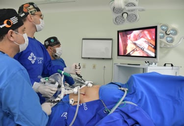 fazendo cirurgia da paciente com calculos biliares