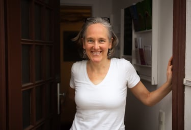 Silke Gesing am Eingang ihrer Praxis
