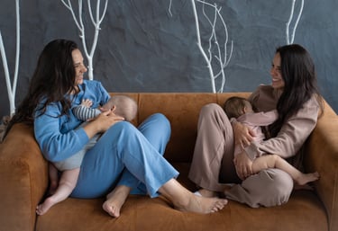 žindymo apranga, drabužiai žindančioms mamoms, stilingi kostiumėlis mamoms, komfortas žindant viešai