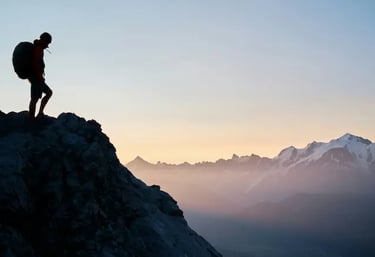 Accompagnateur montagne guidant une randonnée dans les Aravis, près de La Clusaz