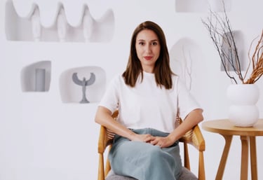 Ragazza seduta davanti ad una video camera a rappresentare un avatar virtuale