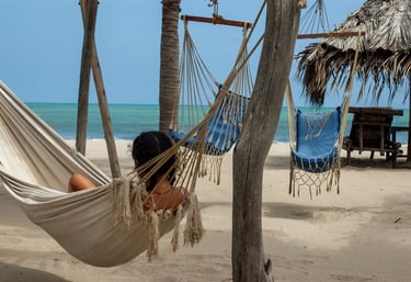 Una joven reposando en la playa
