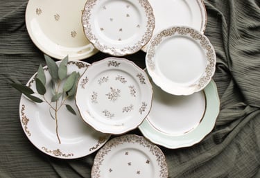 vaiselle ancienne avec des fleurs liseré doré, porcelaine