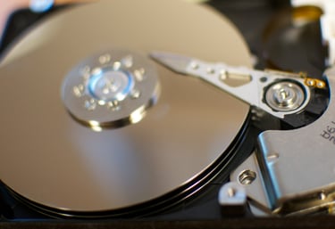 Foto de um disco rígido aberto, representando o backup de dados de máquinas