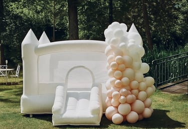 chateau gonflable blanc ballons