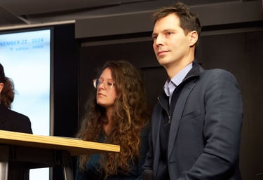 Intervenant qui présente son entreprise lors de l'événement corporate AI For Health à Paris.