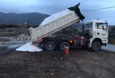 Φορτηγό που ξεφορτώνει άμμο σε εργοτάξιο